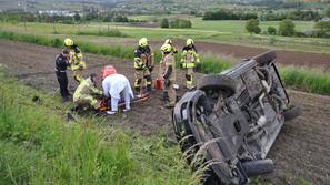 Prometna nesreča pri Slovenskih Konjicah, avto na boku