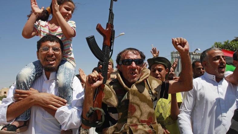 Libijski uporniki in domačini proslavljajo.