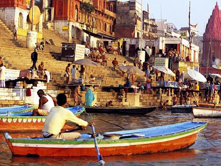 Za hindujce sveta reka Ganges vijuga skozi indijsko mesto Varanasi, eno najdlje 