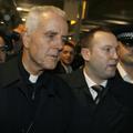 Škofa so ob prihodu v Veliko Britanijo spremljali policisti.