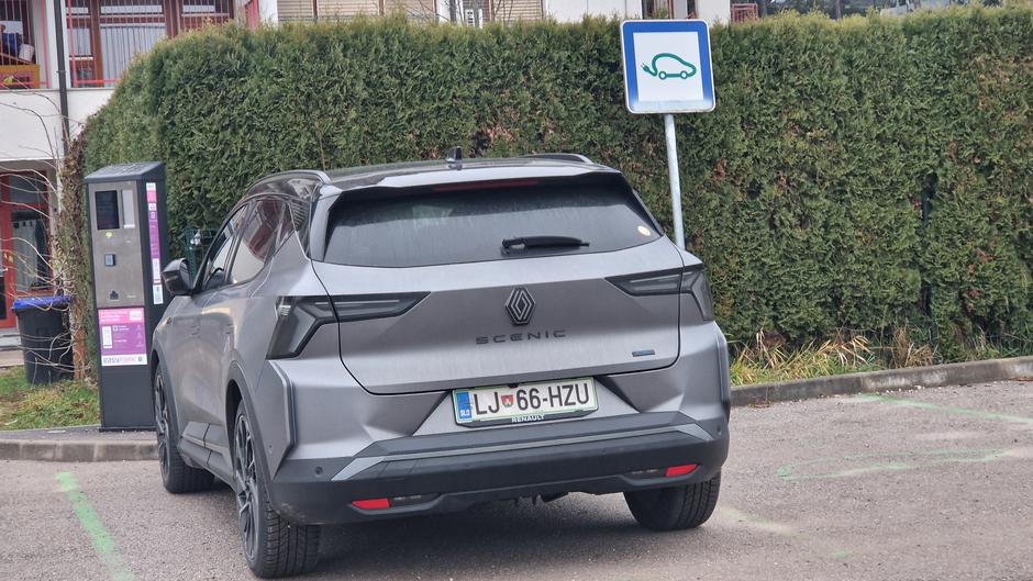 Polnjenje baterije v električnem renault scenicu | Avtor: Gregor Prebil