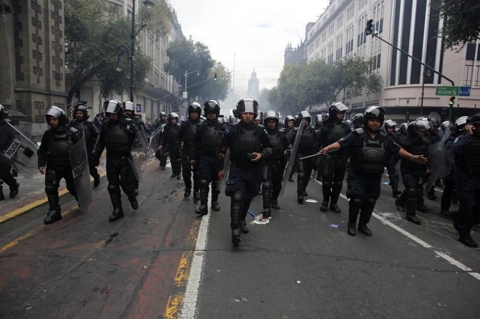 Spopad policije in učiteljev v Mehiki
