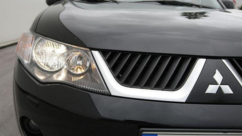 Outlanderjeve poteze so prijetno skladne in azijsko poravnane.