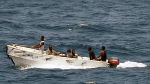 Somalijski pirati so izpustili 23 članov posadke.
