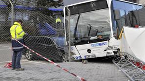 V bolnišnici se je zaradi šoka znašel tudi voznik. (Foto: EPA)