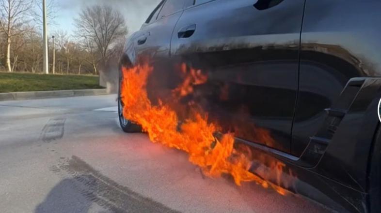 Zažgan avto - Kaja Vrbek