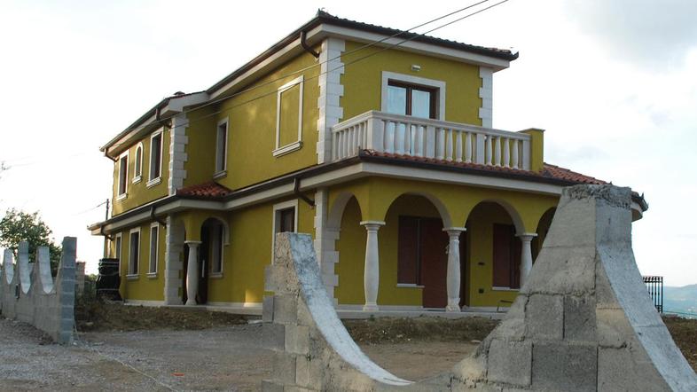 Novo domovanje družine Aver naj bi bilo po ocenah poznavalcev vredno milijon evr