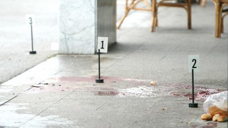 Kriminalisti so več ur po dogodku zbirali dokaze. Na tleh tudi okrvavljen kruh  