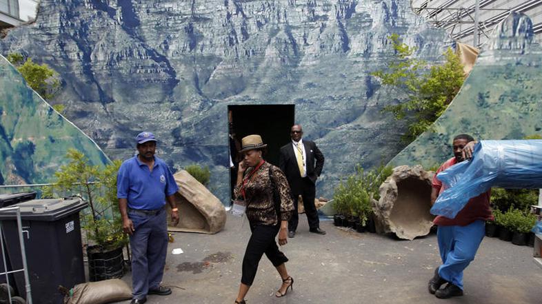 Delavci "pospešeno" pripravljajo prizorišče petkovega žreba v Cape Townu. (Foto: