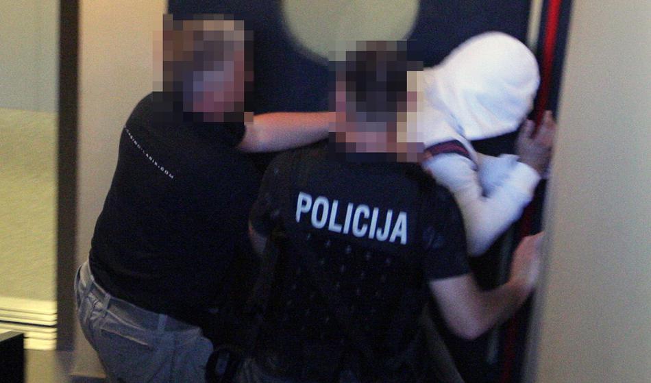 Zoper 15-letnika uporabili prisilna sredstva, potem je prišla mama