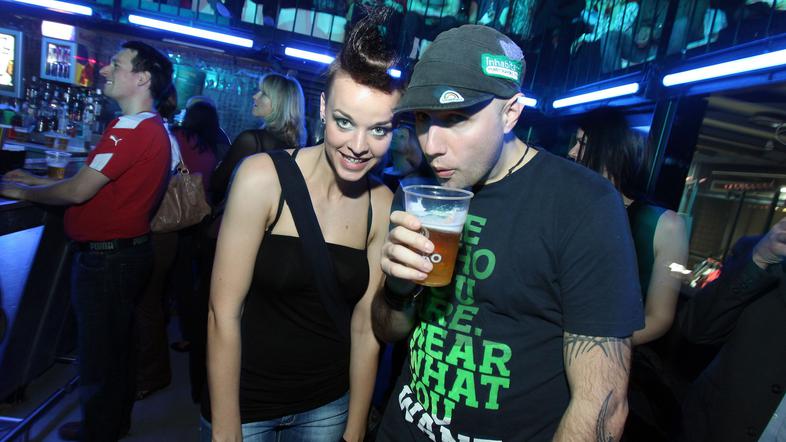 Člana skupine Tabu, pevka Tina Marinšek in basist Iztok Melanšek - Izi. (Foto: B