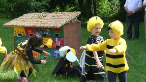 otroci vrtec igra igrišče