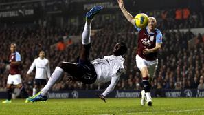 Emmanuel Adebayor Tottenham Aston Villa Premier League škarjice