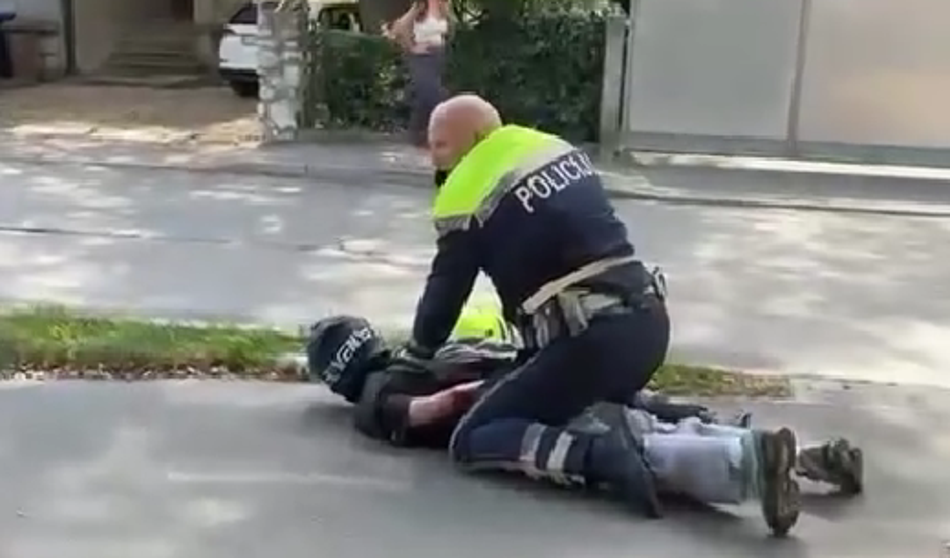 Video iz Kamnika: Na tleh ga je obvladoval policist, prispelo več patrulj