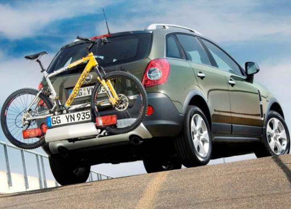 Pustolovska opel antara s priročnim sitemom flex fix za prevoz koles.