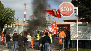 Stavkajoči pred rafinerijo Grandpuits, vzhodno od Pariza. (Foto: Reuters)