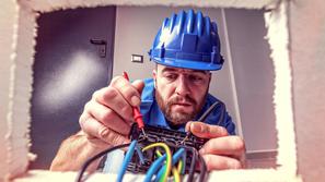 Električar, prenova, elektrika, renovacija, delavec