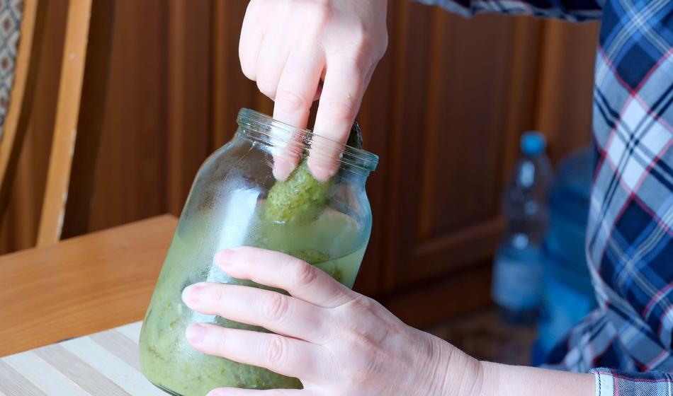 S trgovskih polic odpoklicali kisle kumarice, zelo so nevarne