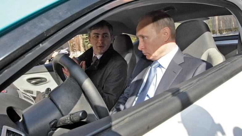 Ruski premier Vladimir Putin se je v Moskvi popeljal v novem ruskem yo-mobile hi