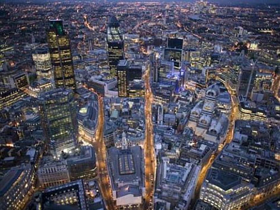 Londonski City s slovito "kumaro" (uradno ime nebotičnika je 30 St. Mary Axe) v 