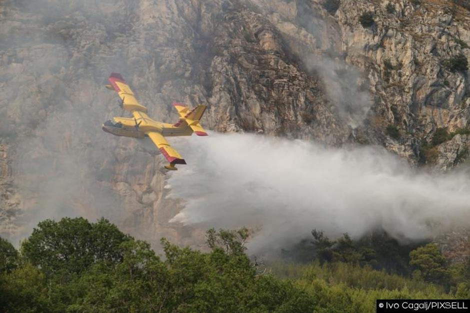 Letalo gasi požar | Avtor: Ivo Cagalj/PIXSELL