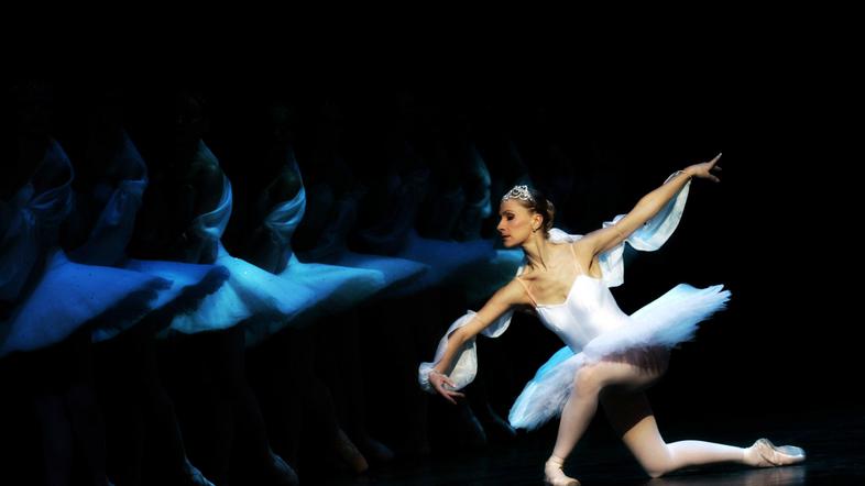 Olga Andrejeva med končnim plesom senc, v katerem Nikija Solorju ponuja večno, a