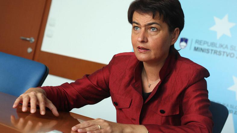 Ministrica grozi, da bodo za skupni znesek vseh povišic znižali plače. (Foto: Ni