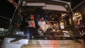 avtobus rdečega križa, na katerem so osvobojeni palestinski zaporniki