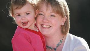 Presrečna mati z deklico Megan, ki je po operaciji odlično okrevala.