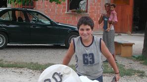 Šolski uspeh romskih otrok ostaja katastrofalen:v OŠ Leskovec pri Krškem kar 13 