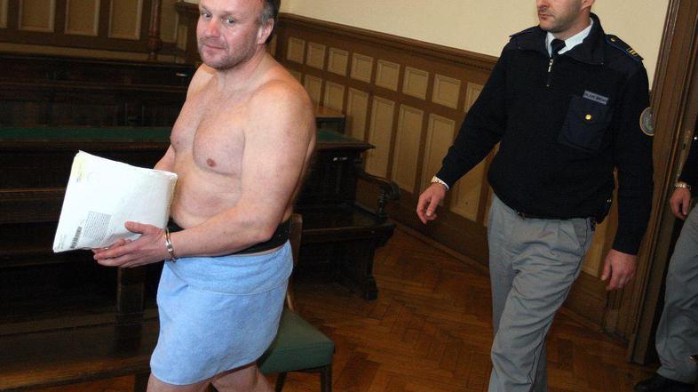 Casiraghiju je prihod na sodišče svojevrsten stilski izziv. Bil je že v brisači,