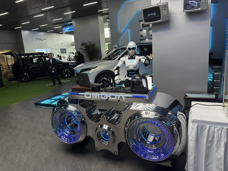 AiMoga Chery androidni robot | Avtor: Andrej Leban