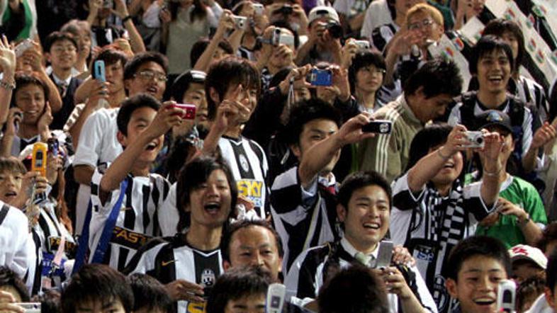 V prometni nesreči sta umrla najmanj dva navijača Juventusa.