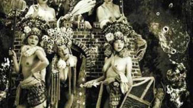 Slečeni modeli v resnici niso operni pevci, a veliko obiskovalcev razstave je og