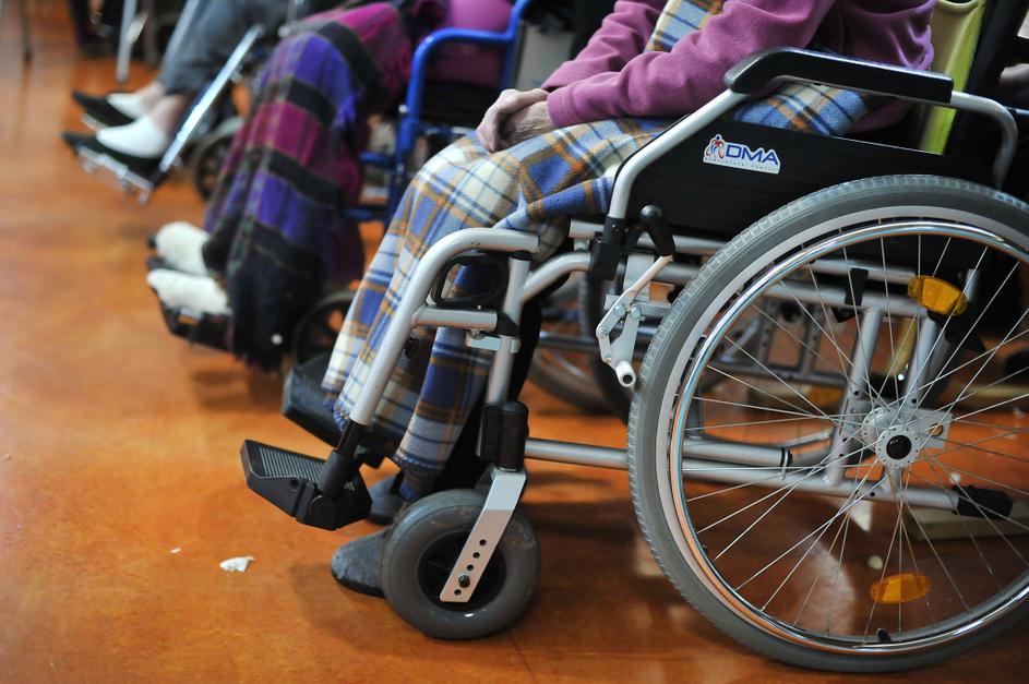 slovenija 29.01.14, invalidski vozicek, nepokretni, Zeljada, Dom starejsih Fuzin