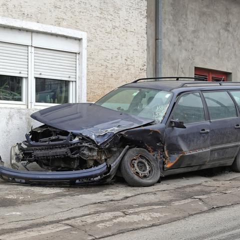 prometna nesreča razbit avtomobil