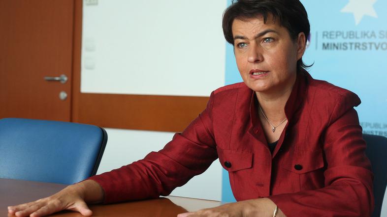 Ponekod še izplačujejo nadure in povečan obseg dela. Treba je izenačiti položaj 