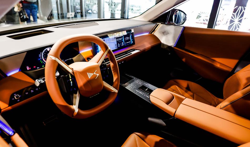 V Slovenijo je pripeljal francoski predsedniški avtomobil