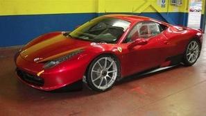Ferrari naj bi pripravljal nov model, ki pa so ga novinarji že ujeli v fotografs