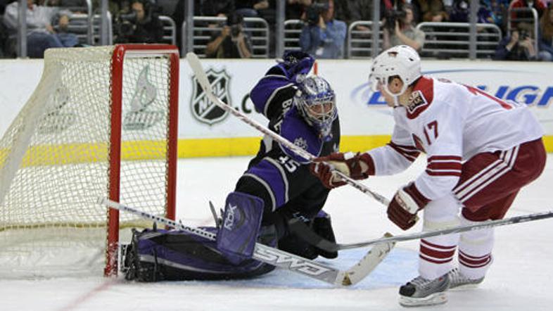 Radim Vrbata je Jasona LaBarbaro premagal v prvi tretjini.