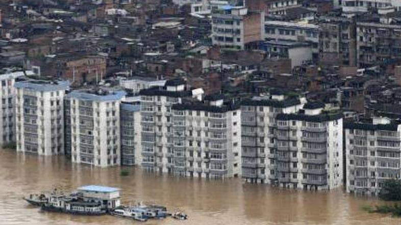Narasle vode so preplavila mesta in z domov pregnale okoli 150.000 ljudi.