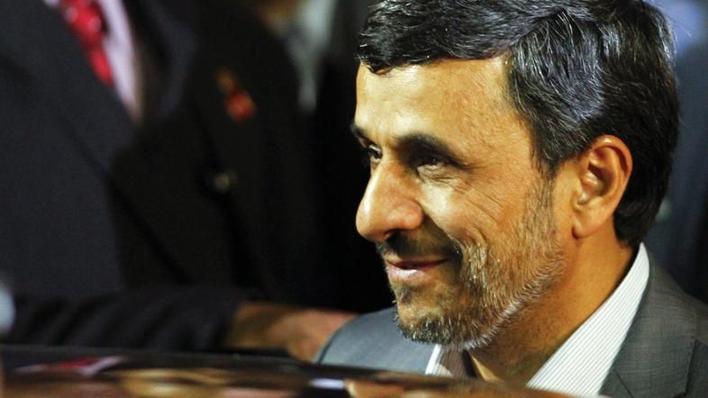 Mahmud Ahmadinedžad ob svojem prihodu v Venezuelo. 9. 1. 2012.