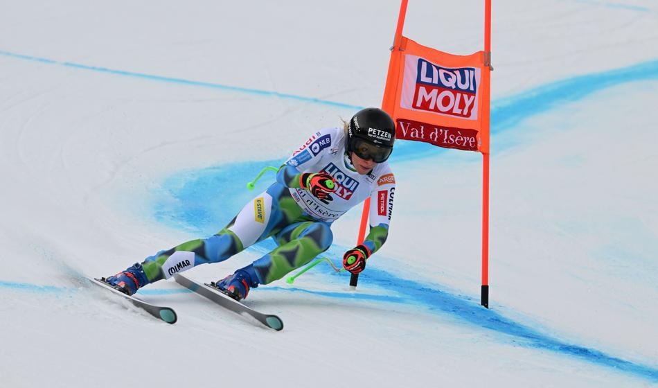 Fantastična Ilka v igri stotink za las ob stopničke!