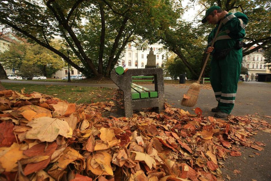 Prihodnje leto naj bi se s 35 milijoni evrov v javna dela vključilo sedem tisoč  | Avtor: Žurnal24 main