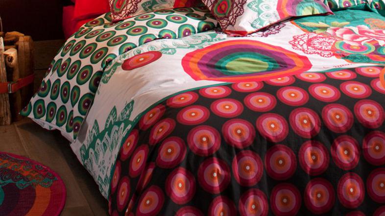 Trendom s svojo barvito linijo sledi tudi Desigual.  