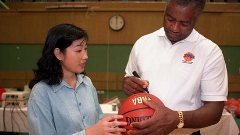 Robertson podpisuje žogo kitajski košarkarski navdušenki.