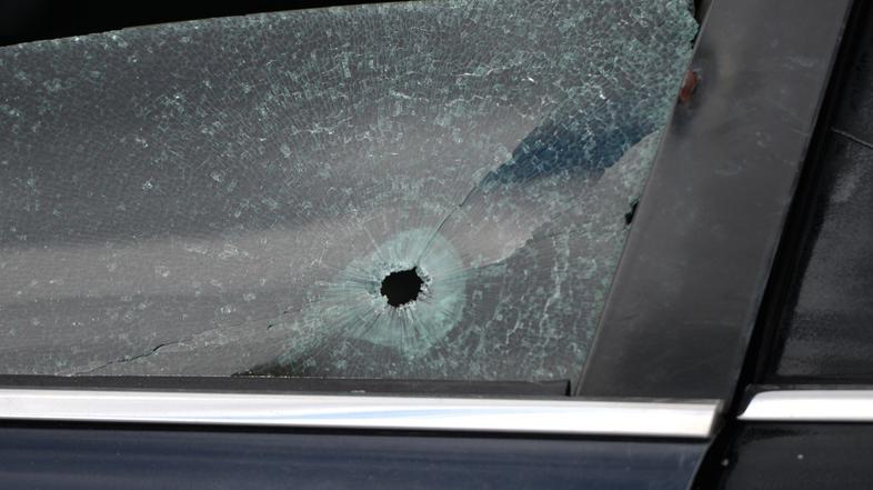 strel avtomobil okno