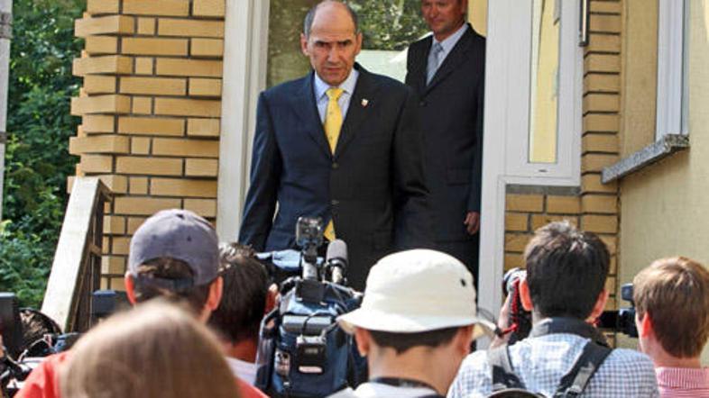 Janša za zdaj namigovanj o sestanku z vodilnimi iz Patrie ni komentiral.