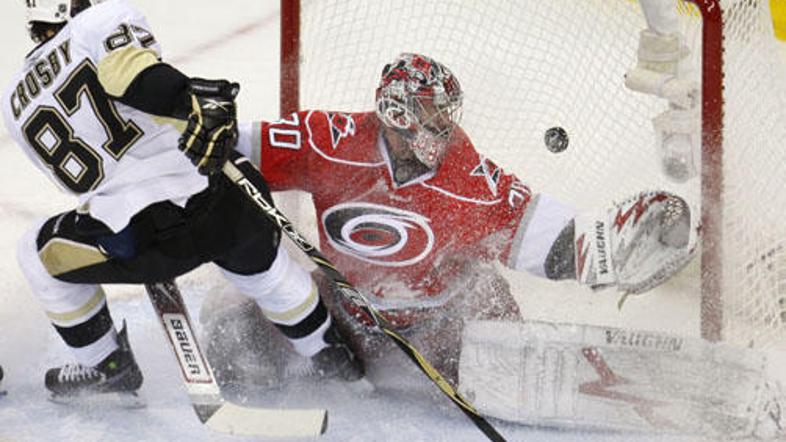 Sidney Crosby in soigralci se v finalu Vzhoda poigravajo s hokejisti Caroline.