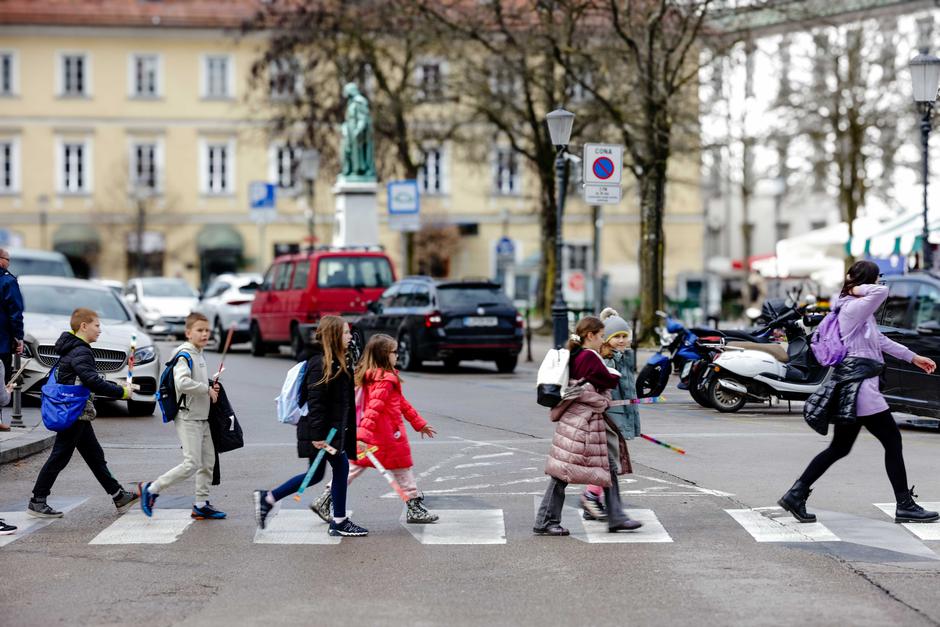 otroci na sprehodu | Avtor: Saša Despot